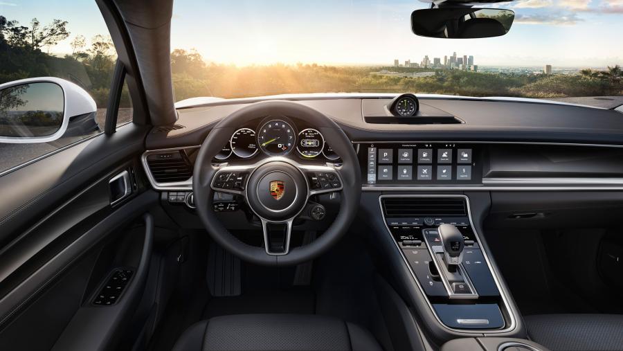 Торпедо Porsche Panamera 4 E-Hybrid 2016 года  (фото 9 из 31)